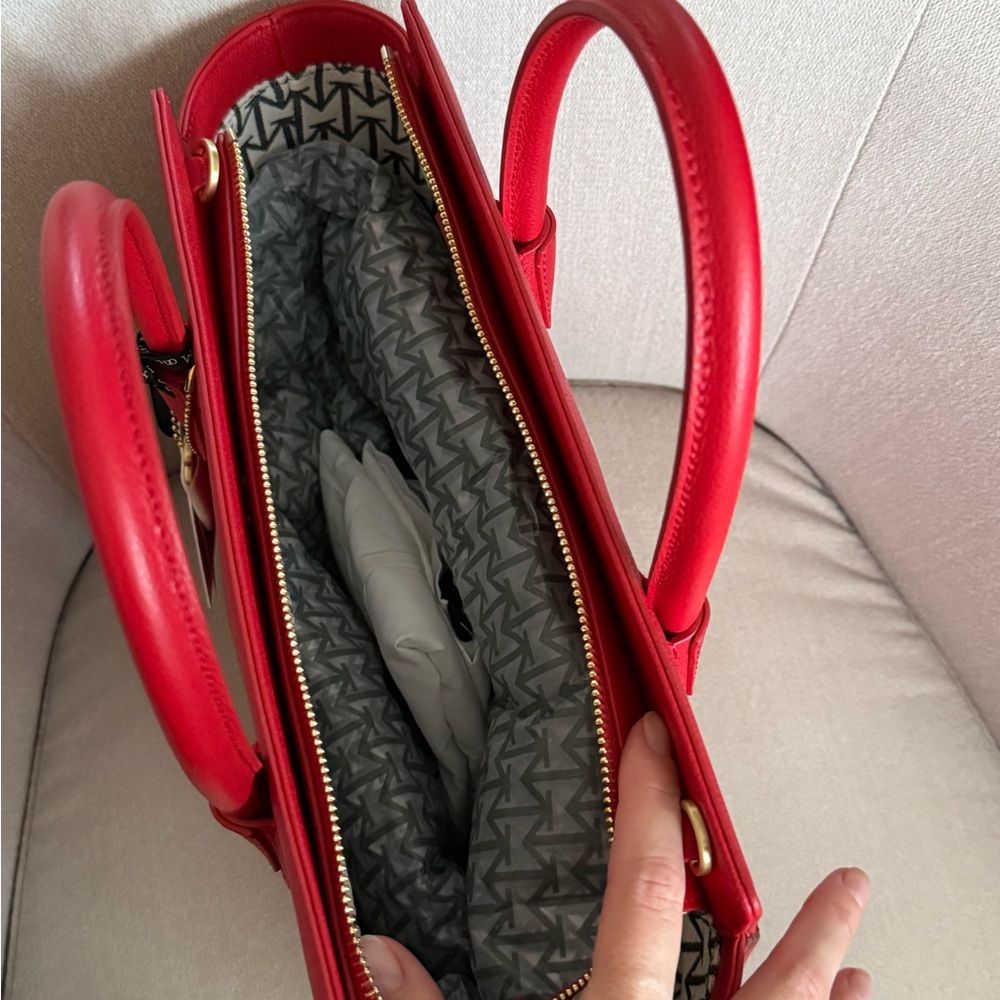 Elegant Red Leather Tote Bag - Picture 2 of 8